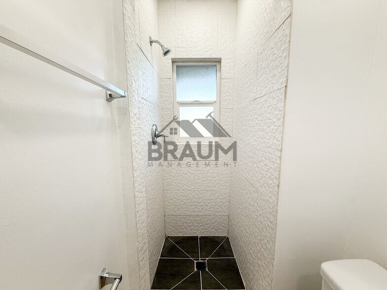 Building Photo - 13115 Oxnard St