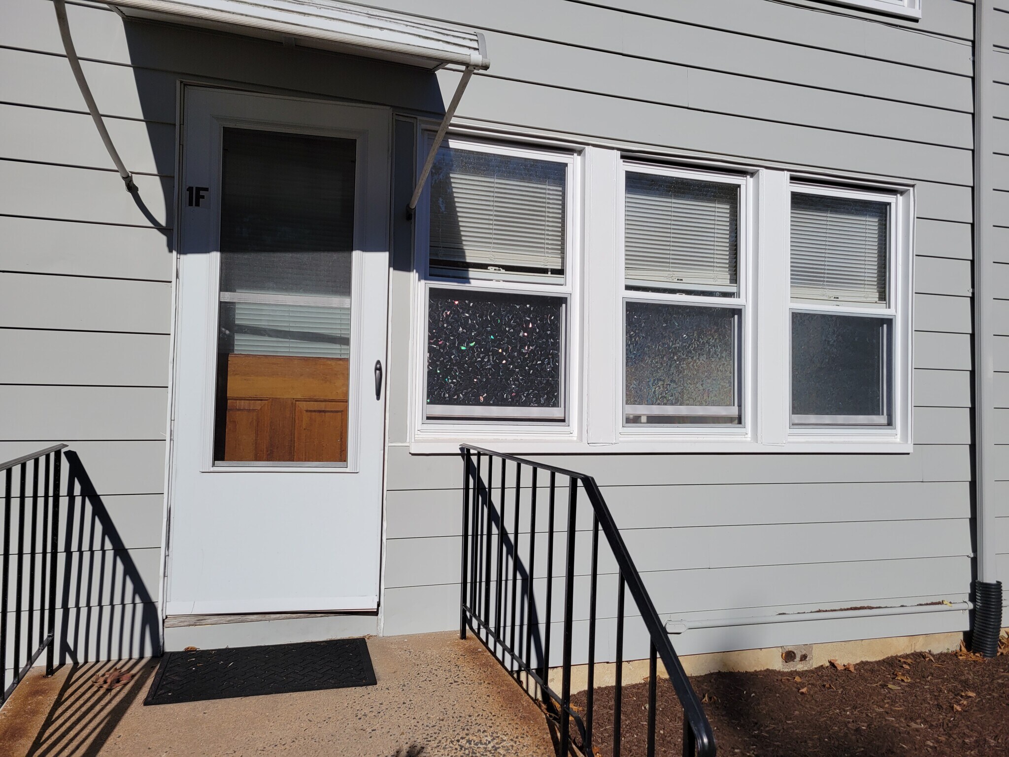 Private entrance - 297 Marlborough Rd