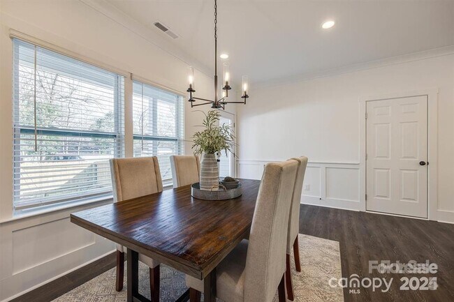 Building Photo - 1233 Eastway Dr