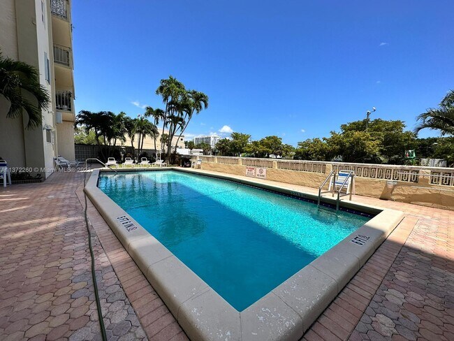 Building Photo - 900 NE 18th Ave