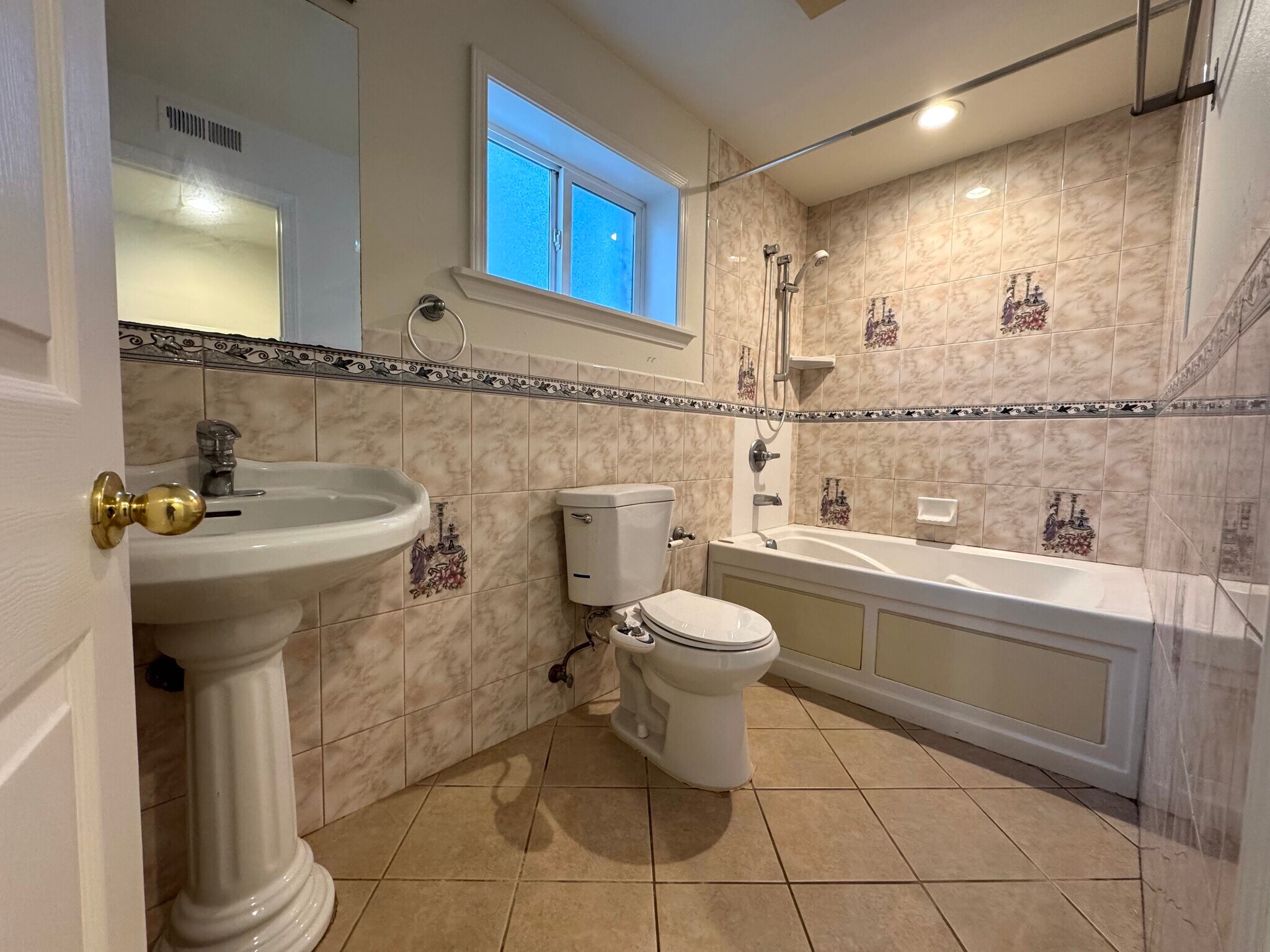 Building Photo - 1315 Skyline Dr