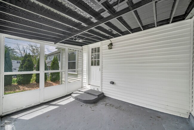 Building Photo - 37544 Columbus Ave