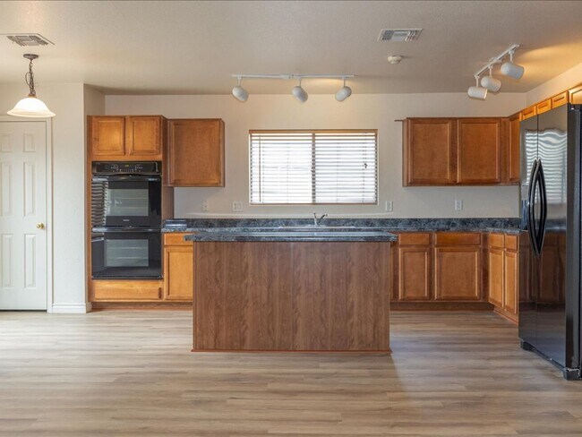 Building Photo - 3 Bedroom 2 Bathroom with Den