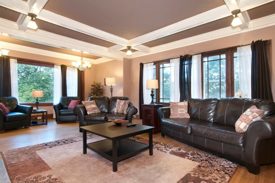 Building Photo - 621 Kenwood Pky