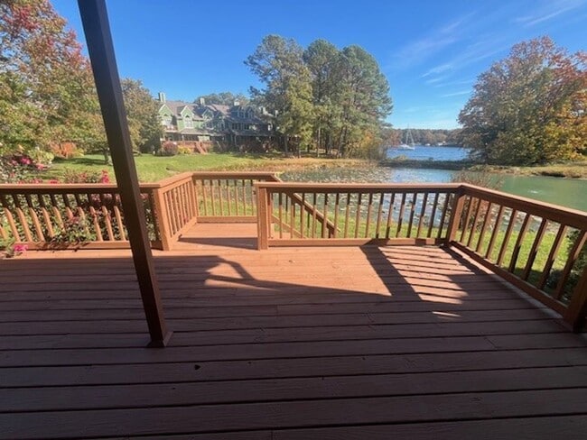 Building Photo - Gorgeous home with boat slip and water views