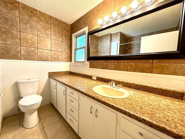 Building Photo - 3Bed/2Bath Available now!