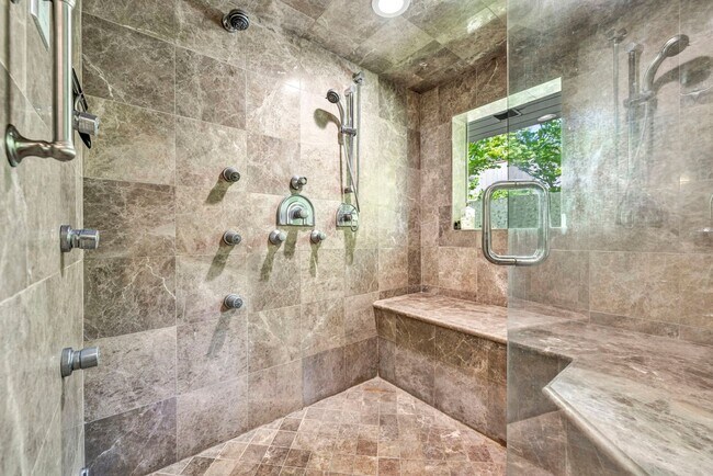 Building Photo - LAKEFRONT LUXURY ON LAKE STANLEY | FULLY FURNISHED + UTILITIES INCLUDED IN GUARDED LAKERIDGE SHORES