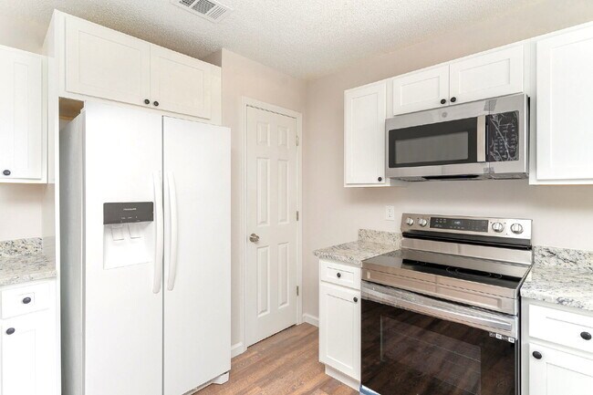 Building Photo - "Spacious 4-Bedroom, 2-Bath Home with Fenc...