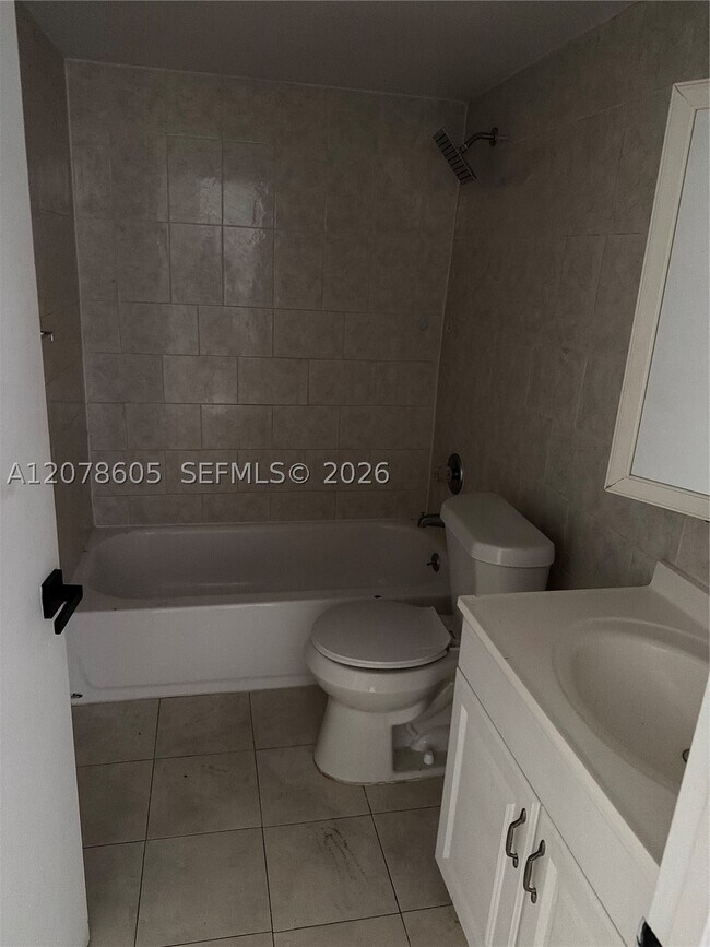 Building Photo - 650 NE 149th St