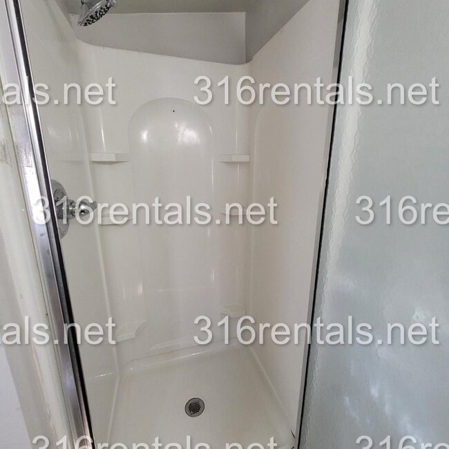 Building Photo - $775 - 2 bed 1 bath - Single Family Home