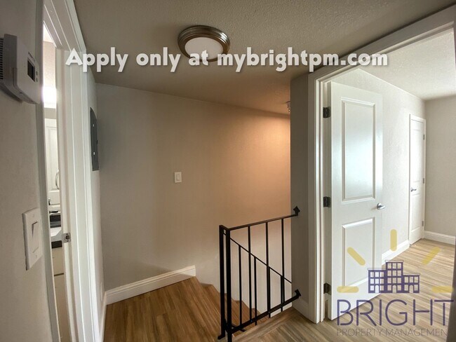 Building Photo - Recently Renovated 2 Bedroom 1 Bath, Two-Level Apartment-Great Midtown location!
