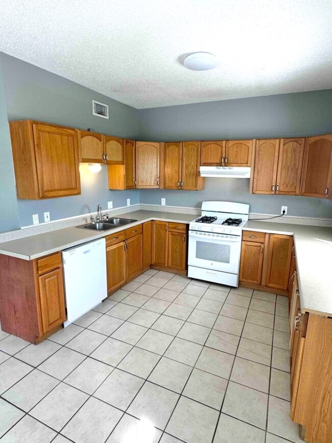 Building Photo - 446 W Parish Rd