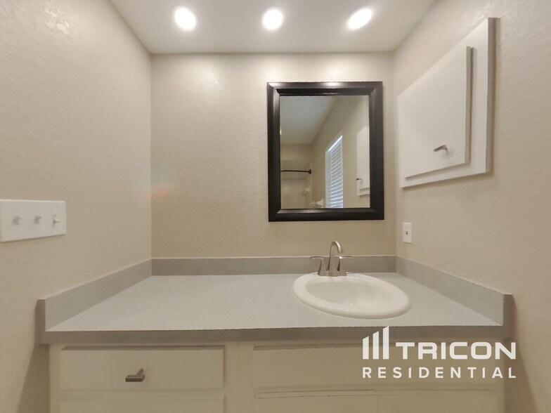 Building Photo - 3598 N Biscayne Dr