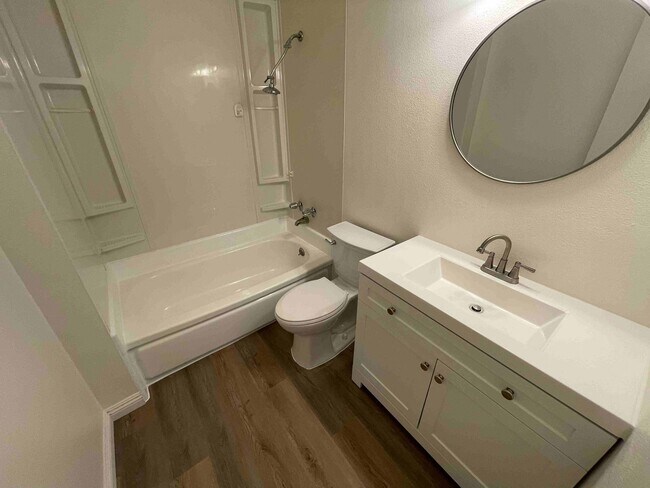 Building Photo - COMPLETELY UPDATED ONE BEDROOM APARTMENT IN TARZANA!