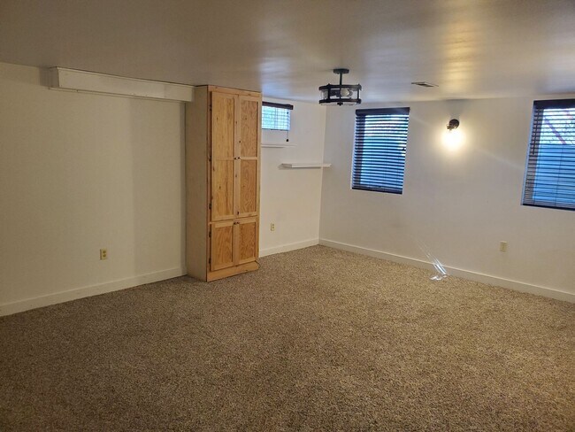 Building Photo - Spacious 3 BR/2 BR Family Home