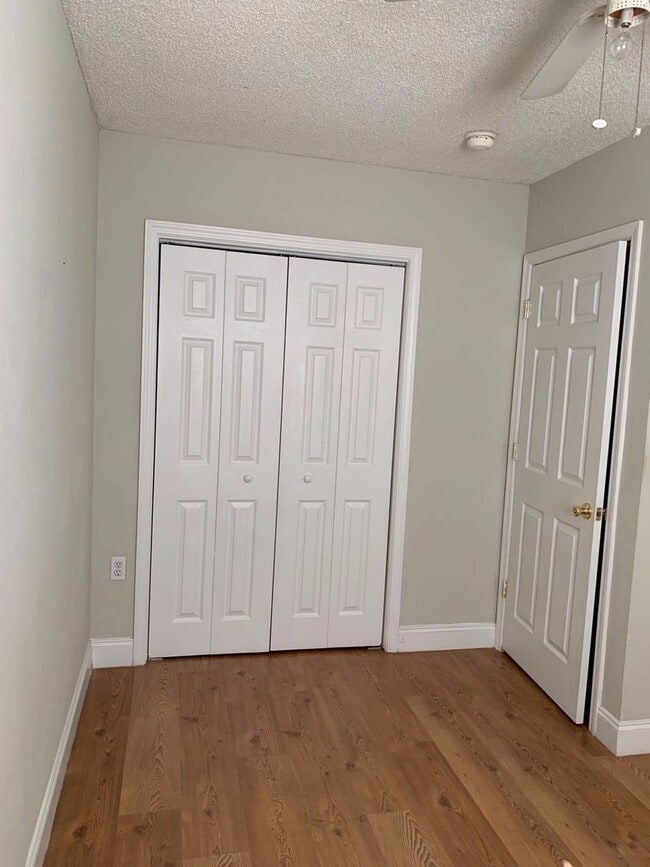Building Photo - Duplex In The Heart Of Summerville!