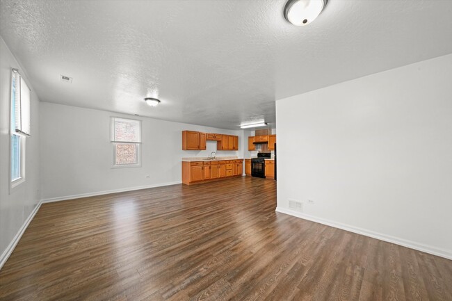 Building Photo - Newly Remodeled 4-bed 2nd-floor unit