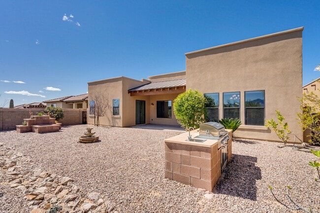 Building Photo - Rare find for this 4 bedroom/3 bath, exqui...
