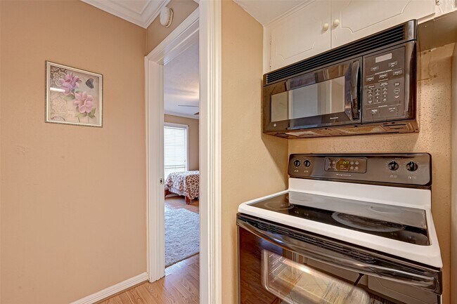 Building Photo - 2101 Fountain View Dr