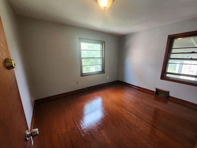 Building Photo - Nice 2 Bedroom Single House with Garage Available NOW