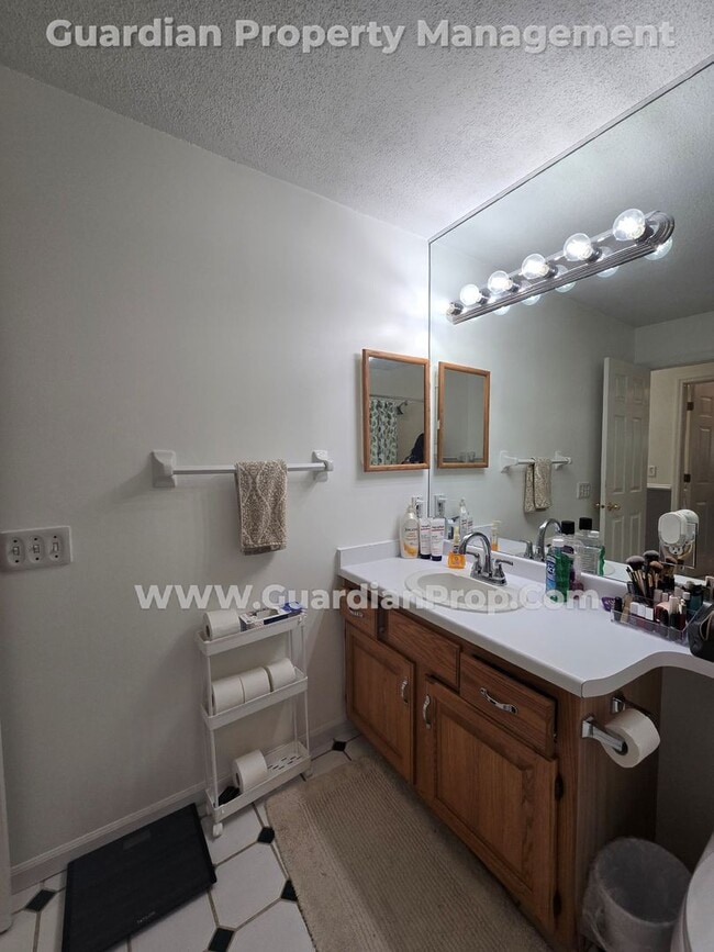 Building Photo - Plymouth Town Home (Wayzata Schools), Larg...