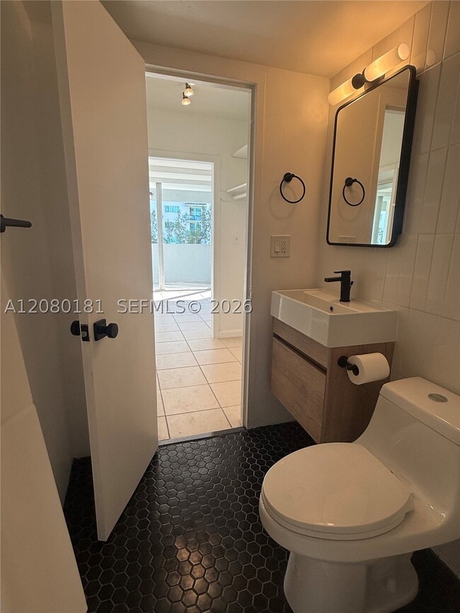 Building Photo - 7545 E Treasure Dr