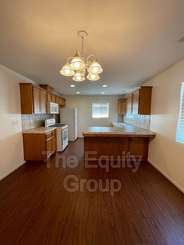 Building Photo - 2218 W Lark Ave