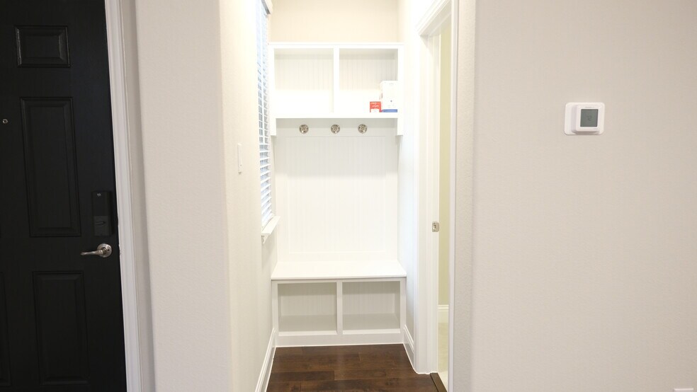 Building Photo - 332 Blackthorne Dr