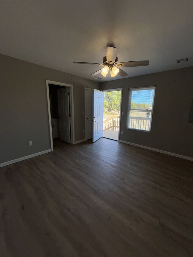 Building Photo - 718 Columbus St