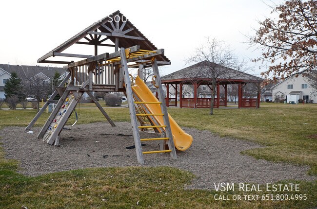 Building Photo - GORGEOUS 3 bedroom, 2.5 bathroom townhome ...