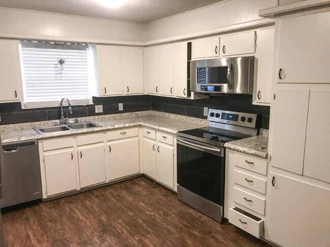 Building Photo - Updated Home Block away from LCU