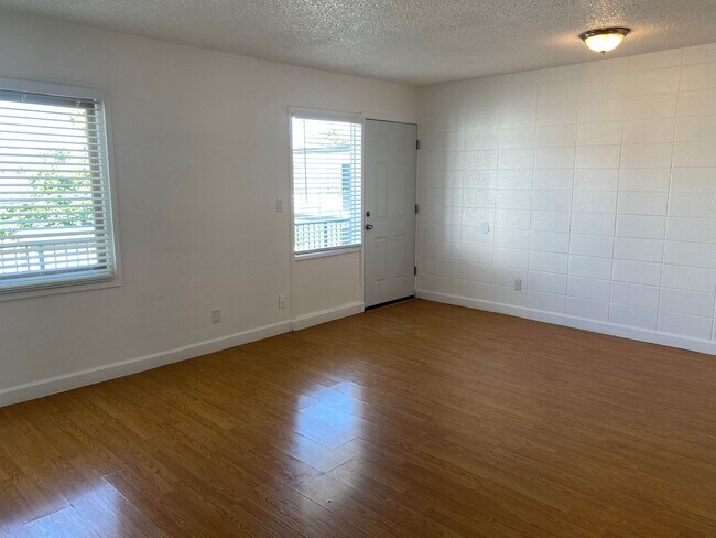 Building Photo - MOVE IN SPECIAL