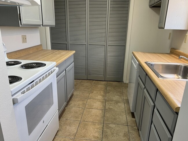 Building Photo - 307 N 1st St