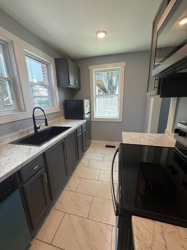 Building Photo - 610 Cabell Dr