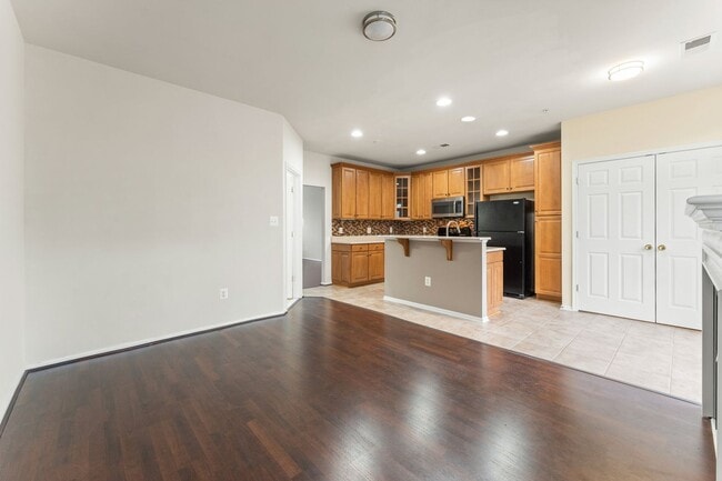 Building Photo - Commuter's Dream! Stylish 3-Bedroom Condo ...