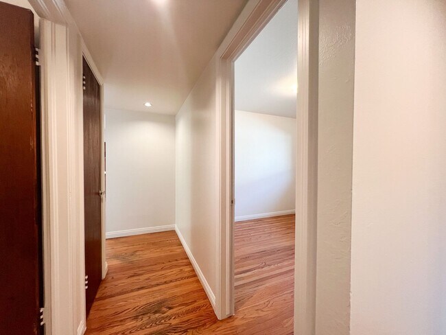 Building Photo - Tahoe Park Gem in Great Location!