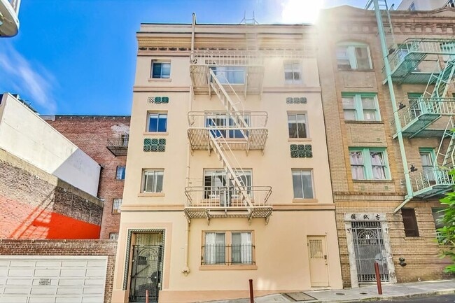 Building Photo - 10 Brooklyn Pl