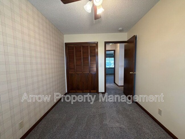 Building Photo - 5547 S 38th St