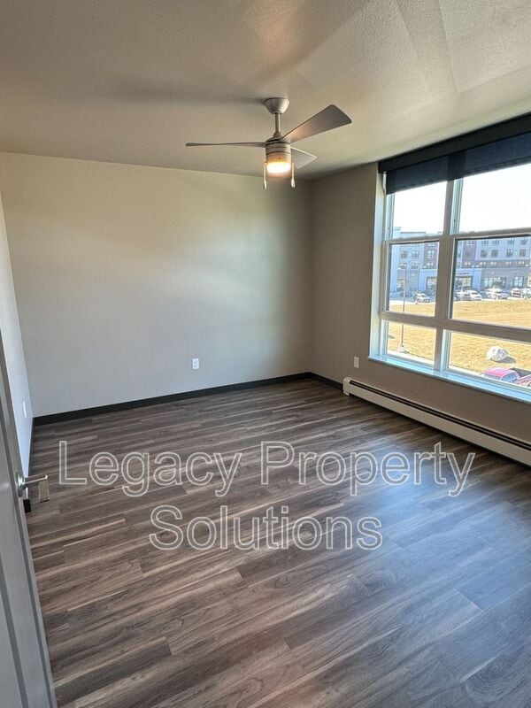 Building Photo - 220 E Greenfield Ln