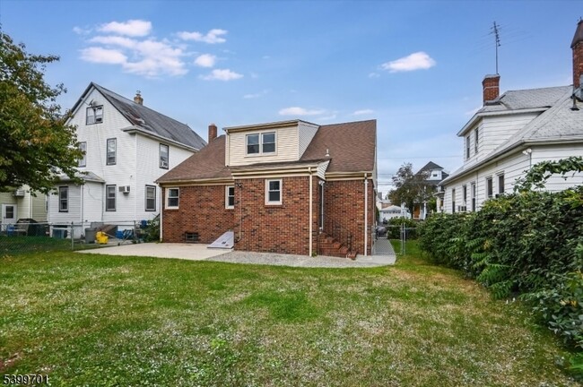 Building Photo - 13 Knapp Ave