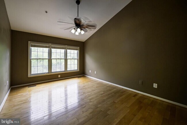 Building Photo - 1156 Regal Oak Dr
