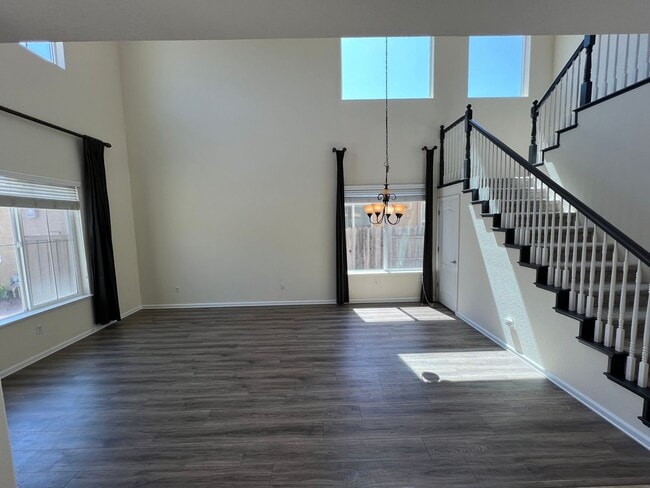Building Photo - Gorgeous Stone Creek Home!