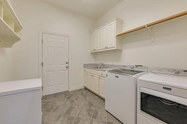 Building Photo - 132 Lakeway Dr