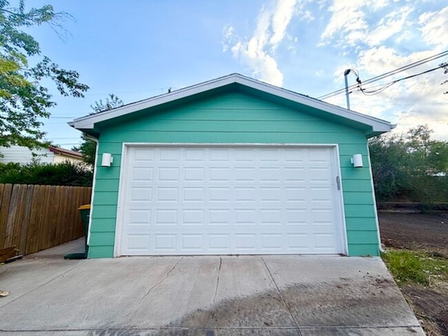 Building Photo - 387 S Queen Cir