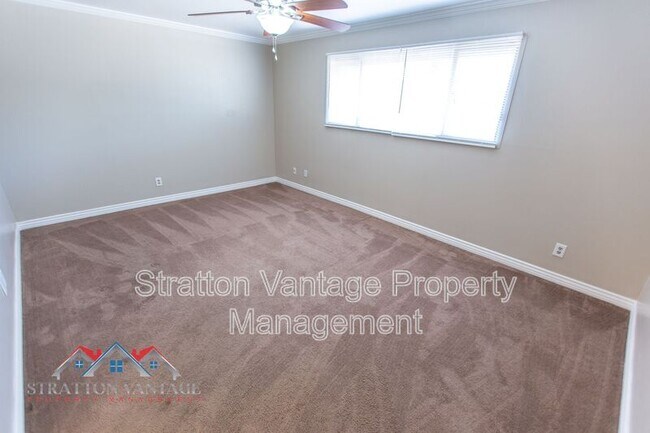 Building Photo - 704 E La Jolla Dr