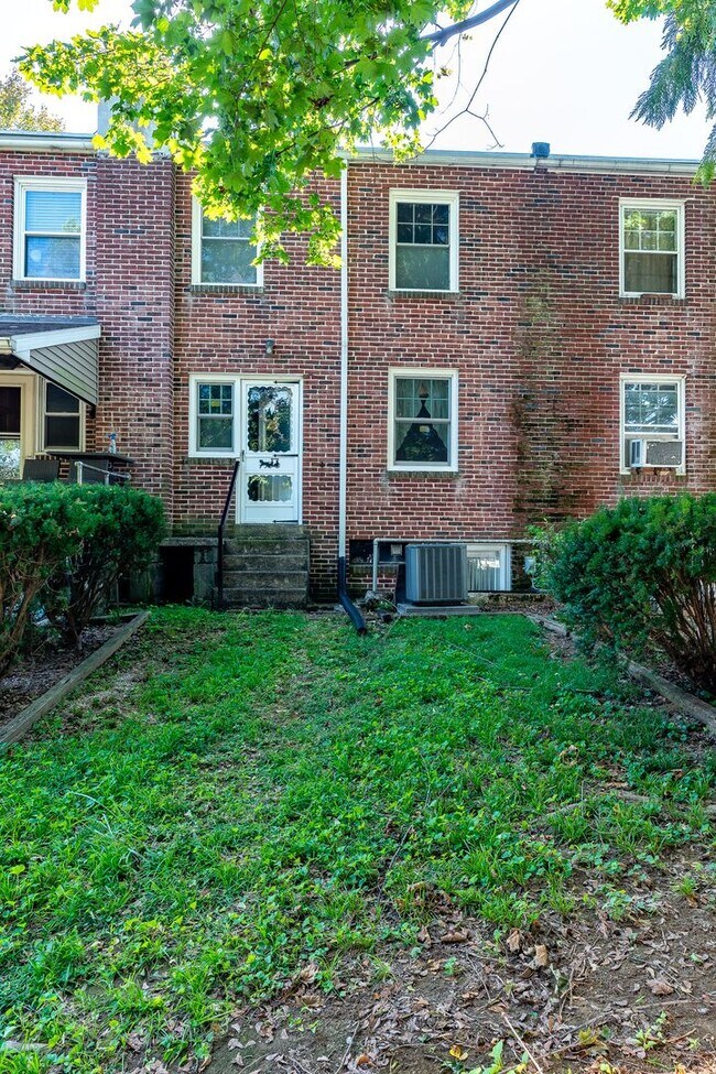 Building Photo - 409 Fairview Ave