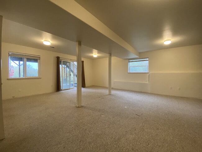 Building Photo - Spacious 4-bedroom with Panoramic Deck Next to Ferndale High