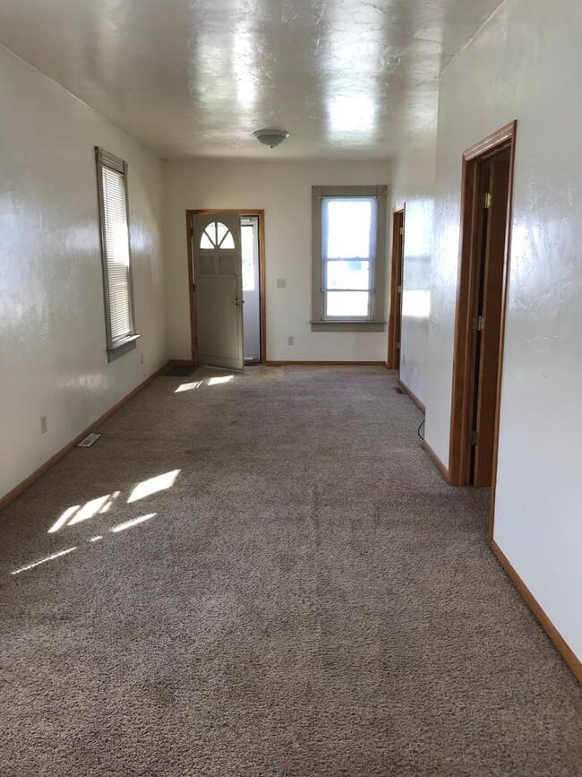 Building Photo - 4 Bedroom Near UWO