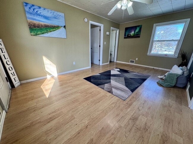 Building Photo - 2 bed, 1 bath home for rent in Readlyn, available immediately