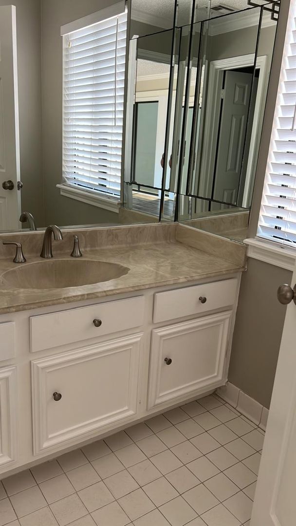 Building Photo - Beautifully updated town home